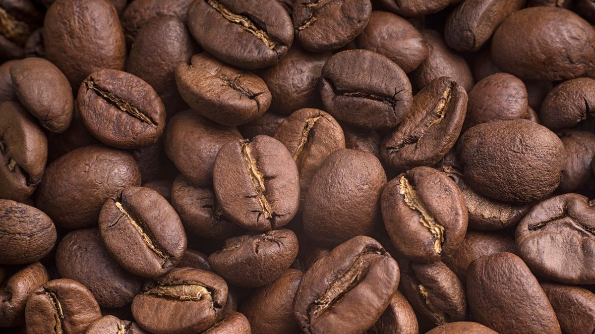 Cena kávy půjde kvůli nedostatku robusty nahoru, soudí Bloomberg
